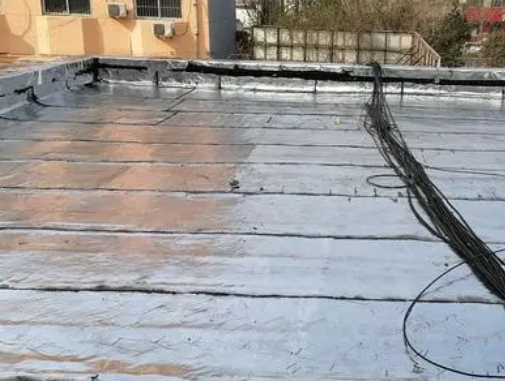望城卫生间漏水维修公司分享下望城屋面楼顶防水刚性防水层施工要点。